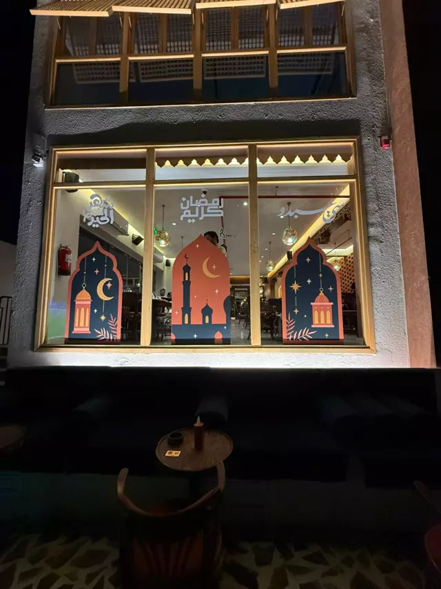 Si Abdo Ramadan window graphics